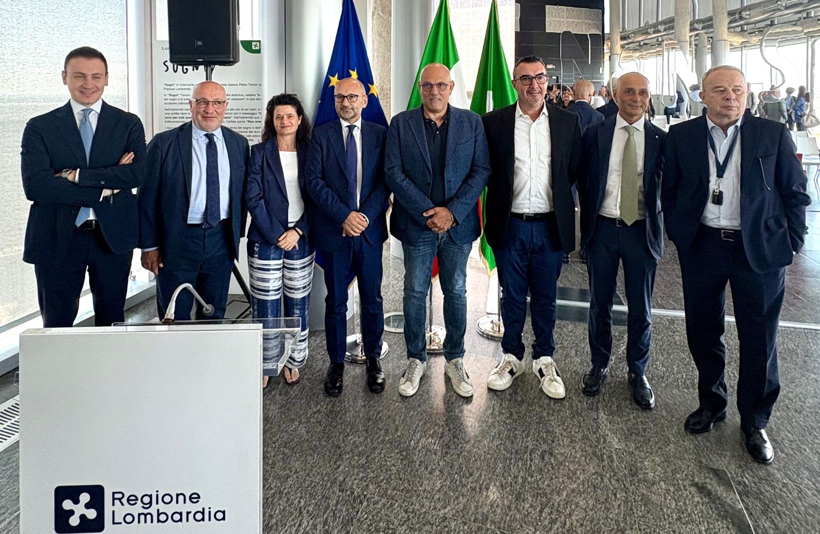 <p style="text-align:justify"><span calibri="" lang="it" style="font-family:">È stata ufficialmente presentata martedì 29 luglio presso Palazzo Lombardia, alla presenza di <b>Massimo Sertori</b>, assessore regionale agli Enti locali, Montagna, Risorse energetiche e Utilizzo della risorsa idrica, la partnership tra i gestori idrici <b>Acque Bresciane, AqA gruppo Tea e Padania Acque</b>. </span></p>

<p style="text-align:justify"><span style="background:white"><span calibri="" lang="it" style="font-family:"><span style="color:black">leAcque agirà su un territorio di <b>267 comuni</b>, per un totale di <b>circa 1,4 milioni di abitanti</b> e oltre <b>700 mila utenti dell'acquedotto</b>, gestendo circa <b>9mila chilometri di rete di distribuzione</b> e <b>7mila chilometri di rete fognaria</b>. La nuova Rete è già proiettata verso il futuro, impegnandosi a creare una leadership sostenibile nel settore idrico lombardo.</span></span></span></p>